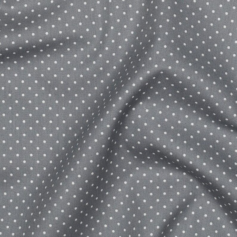 Pu&ograve; includere: Tessuto grigio con un motivo a pois bianchi. Il tessuto &egrave; stropicciato e ha una texture morbida.