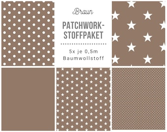 Könnte beinhalten: Ein Patchwork-Stoffpaket in Braun mit weißen Punkten, Sternen und kleinen Punkten. Das Paket enthält 5 Stoffstücke, jedes 0,5 Meter groß. Der Text auf dem Etikett lautet "Braun PATCHWORK-STOFFPAKET 5x je 0,5m Baumwollstoff".
