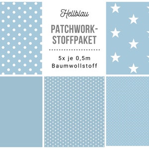Pode incluir: Um pacote de tecidos patchwork de cor azul claro com cinco padrões diferentes. Os padrões incluem bolinhas brancas, pequenas estrelas brancas, grandes estrelas brancas e azul claro sólido. O texto no rótulo diz "Hellblau PATCHWORK-STOFFPAKET 5x je 0,5m Baumwollstoff".