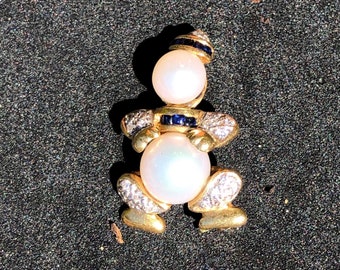 Delightful clown pendant/brooch in 18 carat gold with diamonds and sapphires