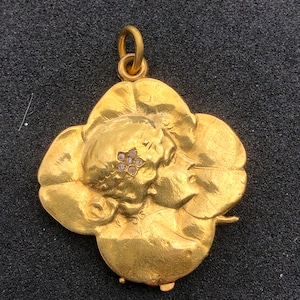 Art Nouveau French locket in 18 carat gold
