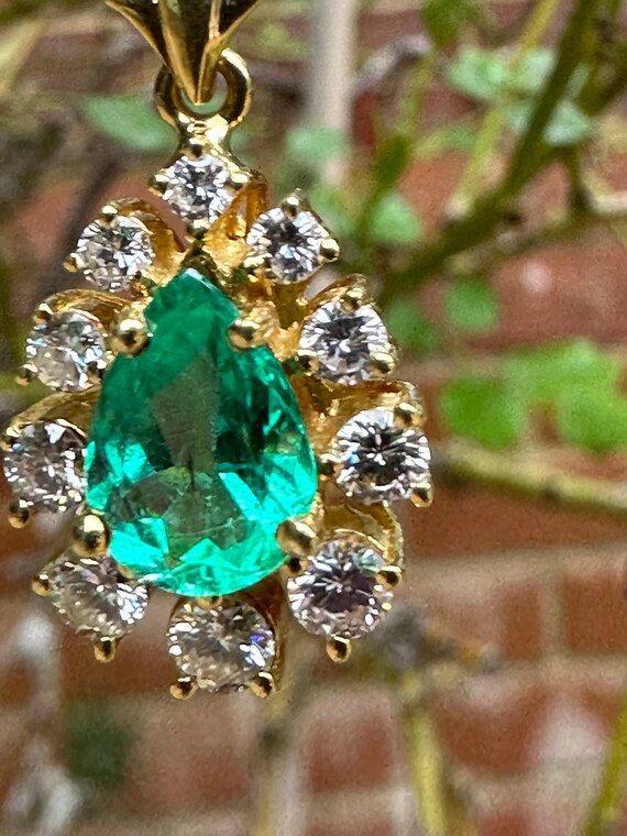Beautiful Emerald and Diamond Pendant in 18 carat 