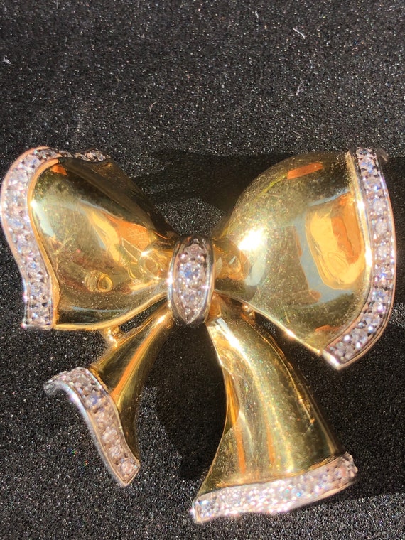 Lovely Bow shaped Diamond and 18 carat gold  penda