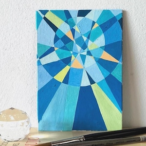 Cuadro abstracto pequeño azul, pintado con gouache sobre cartón. Geometría abstracta de pequeño formato, en azul, verde y amarillo-naranja.