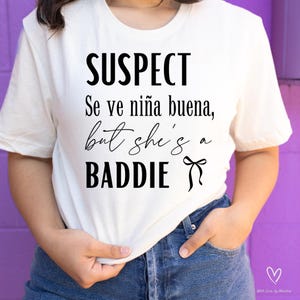 Verdächtige latina png, Nina buena png, sie ist ein Bösewicht Clip Art, latina svg, Verdächtige sieht aus wie ein gutes Mädchen, badass Frau, schwarzes Schleifenhemd png