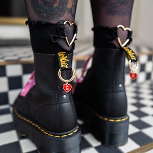 Berloques de bota com letras de coração vermelho