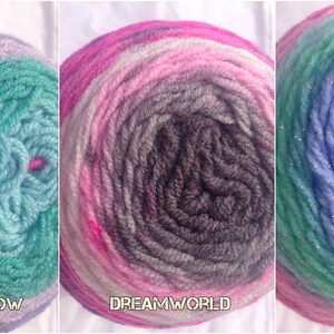 Op de afbeelding: Vijf kleurrijke garenbollen op een rij, elk met een unieke mix van tinten. De eerste is "Unicorn Cloud" met roze, blauw en paars. "Pixie Hollow" heeft teal en paars. "Dreamworld" heeft roze, grijs en wit. "Dpaco (Sparkle)" is roze, paars en blauw. "Thunderbird" heeft geel, groen, blauw en oranje.