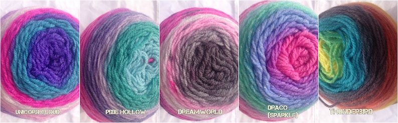 Op de afbeelding: Vijf kleurrijke garenbollen op een rij, elk met een unieke mix van tinten. De eerste is "Unicorn Cloud" met roze, blauw en paars. "Pixie Hollow" heeft teal en paars. "Dreamworld" heeft roze, grijs en wit. "Dpaco (Sparkle)" is roze, paars en blauw. "Thunderbird" heeft geel, groen, blauw en oranje.