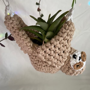 Sloth plant hanger, sloth plant basket, crochet hanging sloth plant holder, crochet sloth for plants