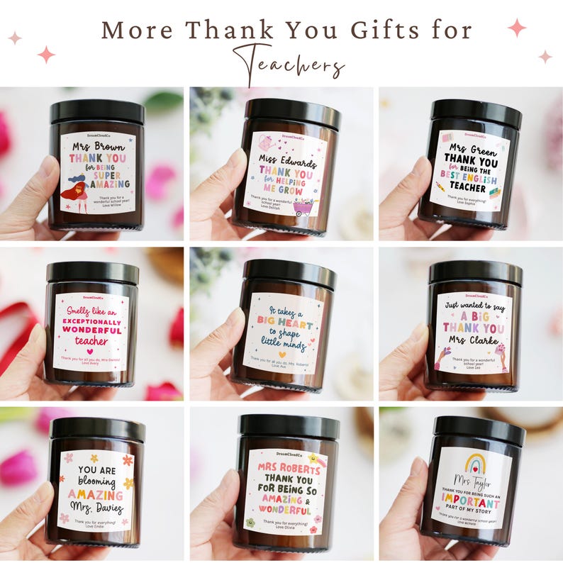 Puede incluir: Una colecci&oacute;n de velas marrones con tapas negras, cada una con una etiqueta &uacute;nica con mensajes de agradecimiento para profesores. Las etiquetas tienen dise&ntilde;os coloridos y nombres personalizados, ideales para regalos.