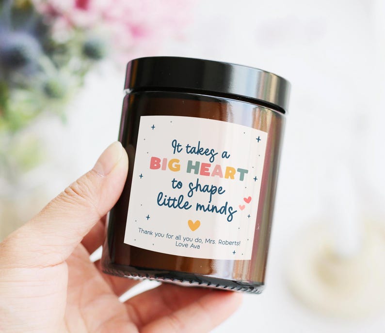 Thank you gift for teachers, nursery key worker and childminder. Personalised teacher gift that reads "It takes a BIG HEART to shape little minds." Appreciation gift for nursery key workers from toddlers.