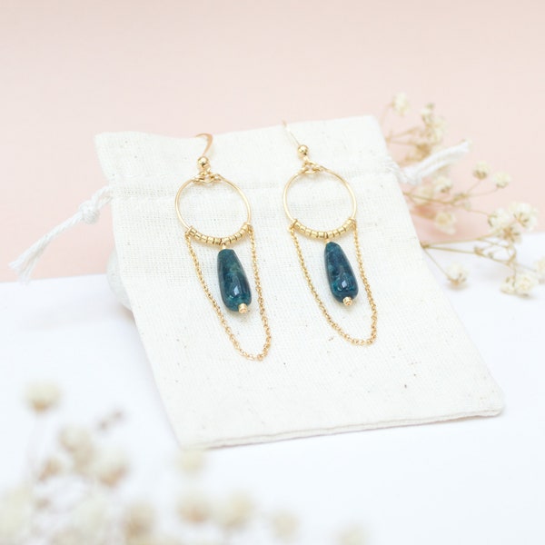 Boucles d'oreilles chaine goldfilled avec une nacre ou une perle goutte apatite