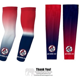 Op de afbeelding: Vier armmouwen met een gradiëntontwerp in rood, wit en blauw. Elke mouw heeft een cirkelvormig logo met een helm en de tekst "NO MORE IFS". De mouwen zijn ontworpen voor atletisch gebruik.
