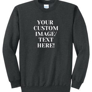 Könnte beinhalten: Dunkelgraues Sweatshirt mit dem weißen Text "YOUR CUSTOM IMAGE/ TEXT HERE!". Das Wort "CUSTOM" steht oben links. Das Sweatshirt hat einen Rundhalsausschnitt und lange Ärmel. Das Markenlogo ist auf der Brust zu sehen.