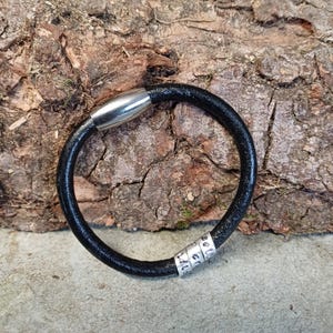 Gepersonaliseerde zwarte leren armband met verborgen boodschap | Gepersonaliseerde herensieraden