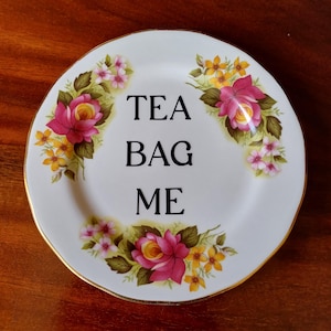 Tea Bag Me Återvunnen vintage sidotallerken | Svordomstallrik, Vuxenhumor | Heminredning