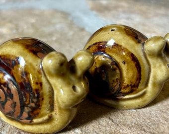 Vintage Art Pottery Snail Salt and Pepper Shakers, 1970s Kitchen and Dining, Ceramic Shakers, Snails, Housewarming Gift, Cabin Decor