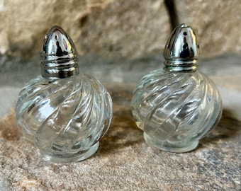 Vintage Irice New York Swirl Glass Salt and Pepper Shakers, Tiny Glass Salt Shakers, Restaurant Ware, Housewarming Gifts, MCM Mid Century