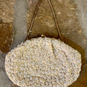 Bolso de noche vintage hecho a mano, La Regale, Hong Kong de la década de 1960, correa de oro con cuentas de marfil, moda vintage, bolso clutch de mediados de siglo