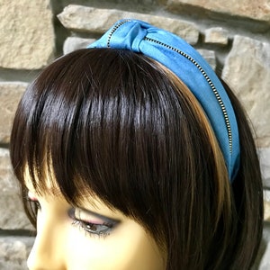 K&ouml;nnte beinhalten: Ein blaues Stirnband mit Rei&szlig;verschlussdetail. Das Stirnband ist aus weichem, dehnbarem Stoff und perfekt, um jedem Outfit einen Hauch von Stil zu verleihen.
