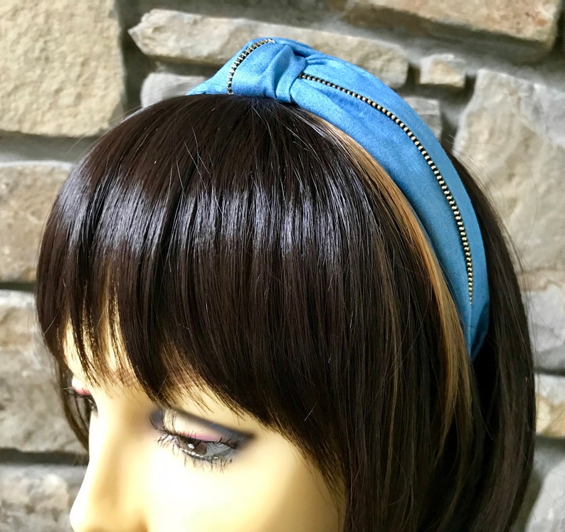 K&ouml;nnte beinhalten: Ein blaues Stirnband mit Rei&szlig;verschlussdetail. Das Stirnband ist aus weichem, dehnbarem Stoff und perfekt, um jedem Outfit einen Hauch von Stil zu verleihen.