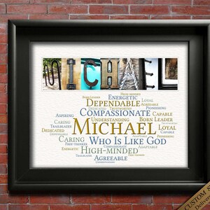 Op de afbeelding: Een afdrukbare kunstprint met de naam "MICHAEL" gespeld in grote letters. De letters zijn gemaakt van verschillende afbeeldingen. Onder de naam staat een woordwolk met positieve adjectieven die de naam beschrijven, zoals "zorgzaam", "betrouwbaar", "energiek" en "hoogzinnig". De tekst "Wie is als God" is ook opgenomen in de woordwolk.