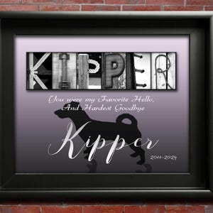 Puede incluir: Foto en blanco y negro de un perro con el nombre "Kipper" escrito en letras de madera. El texto debajo dice "Fuiste mi hola favorito, y mi adiós más difícil 2011-2024".
