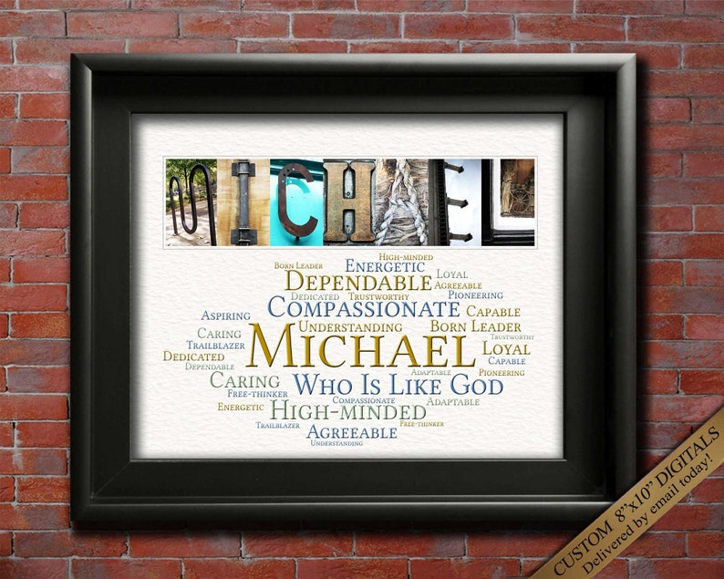 Op de afbeelding: Een afdrukbare kunstprint met de naam "MICHAEL" gespeld in grote letters. De letters zijn gemaakt van verschillende afbeeldingen. Onder de naam staat een woordwolk met positieve adjectieven die de naam beschrijven, zoals "zorgzaam", "betrouwbaar", "energiek" en "hoogzinnig". De tekst "Wie is als God" is ook opgenomen in de woordwolk.