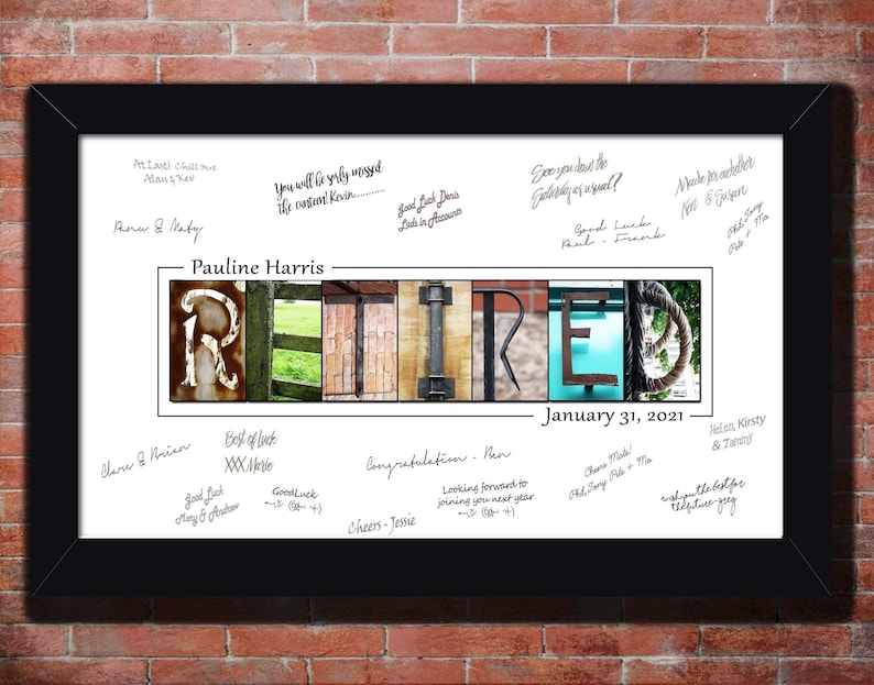Pode incluir: Um quadro branco emoldurado com a palavra "RETIRED" escrita em letras coloridas. As letras s&atilde;o feitas de diferentes imagens, como um port&atilde;o de metal enferrujado, uma cerca de madeira e uma piscina azul. O quadro &eacute; assinado por muitas pessoas com votos de felicidades para o aposentado. A data 31 de janeiro de 2021 est&aacute; escrita na parte inferior do quadro.