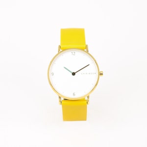 Women&#39;s gold watch in yellow leather and white dial