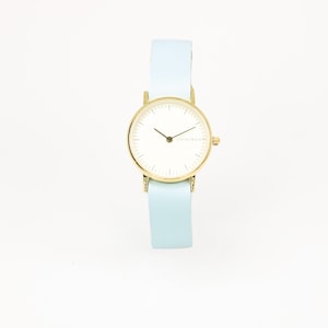 Montre femme en cuir bleu pâle et cadran crème et or