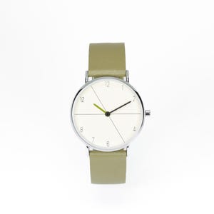 Reloj para hombre en piel color caqui con esfera color crema.