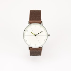Reloj para hombre en piel marrón texturizada y esfera blanca.
