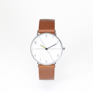 Reloj para hombre en piel marrón y esfera beige.