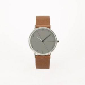 Reloj para hombre en piel marrón y esfera gris oscuro.