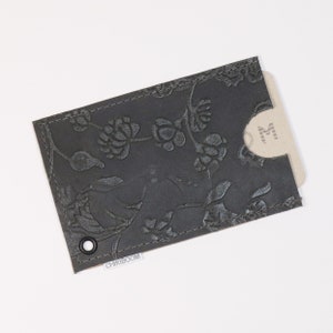 Porte-carte en cuir embossé fleurs grises