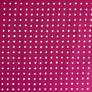 Puede incluir: Un primer plano de una tela rosa con un patrón de lunares blancos.