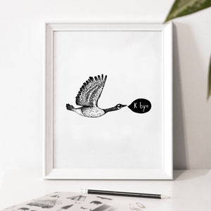 Peut inclure: Illustration en noir et blanc d'une oie en vol avec une bulle de dialogue qui dit "K bye".