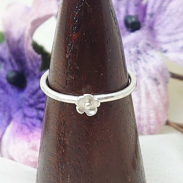 Anillo apilable de plata esterlina de flores diminutas