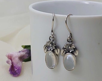 Brincos florais em estilo vitoriano com pedras da lua antigas