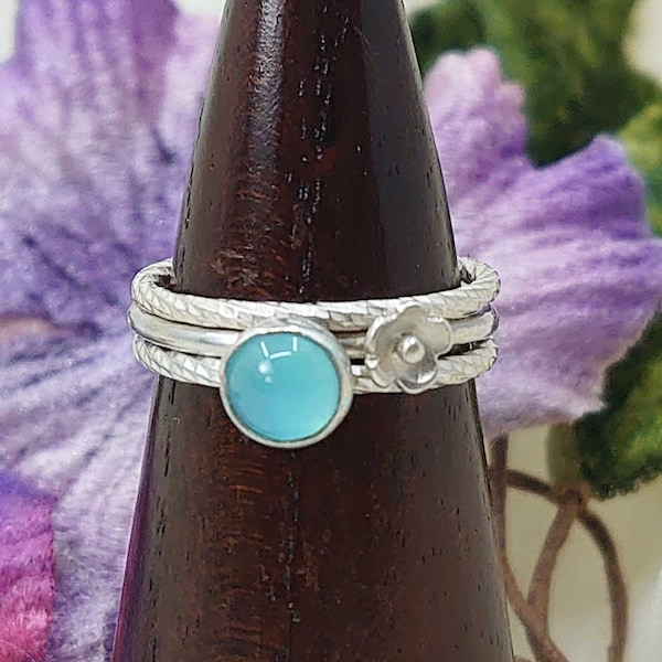 Conjunto de tres anillos apilables de plata esterlina, calcedonia azul, flor y chispeante