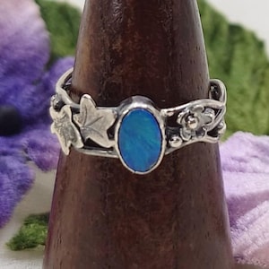 Sterlingzilver en opaal doublet bloemen golvende band ringmaat P