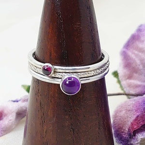 Set med tre stapelringar i sterlingsilver, ametist, granat och glittriga stenar, storlek S