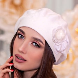 Berretto in maglia d&#39;angora: cappello in lana fatto a mano con fiore di visone