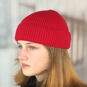 Red Fisherman beanie above ear : Knitted Dockers Style