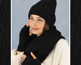 Conjunto de punto de lana de alpaca: gorro grueso, bufanda tubular y guantes sin dedos.