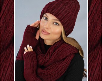 Conjunto de punto de lana de alpaca: gorro grueso, bufanda tubular y guantes sin dedos.