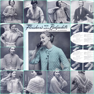 Op de afbeelding: Een vintage advertentie voor Fleisher's gebreide en gehaakte bedjackets, rode sokken en pantoffels. De advertentie toont verschillende vrouwen die verschillende stijlen bedjackets dragen, waaronder een blauwe bedjacket met een strik, een witte bedjacket met een shawlkraag en een zwarte bedjacket met een shawlkraag. De advertentie bevat ook een tabel met verschillende stijlen en maten.