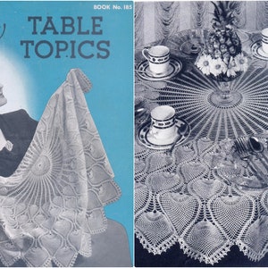 Puede incluir: Un libro de patrones de ganchillo vintage titulado "New Table Topics" con una foto de una mujer sosteniendo un mantel de ganchillo blanco. La portada del libro es azul con texto blanco. El mantel es de diseño circular con un borde festoneado.