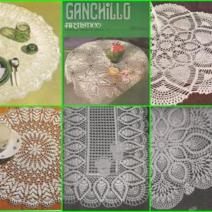 以下が含まれることがあります： 複雑なパターンが施された、白いクロシェのドイリーが5つ集められています。ドイリーは、テーブル、木製の床、緑色の背景など、さまざまな表面に飾られています。ドイリーはすべてサイズと形が異なりますが、繊細でエレガントな外観をしています。